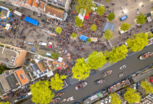 Kalabalık kentsel alanda nüfus yoğunluğunu gösteren hava görüntüsü